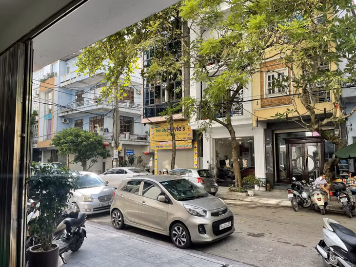 Các phương tiện dừng đỗ hai bên tuyến phố Lê Quý Đôn (phường Bạch Đằng, TP Hạ Long) khiến lòng đường bị thu hẹp.