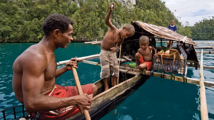 Người sáng lập của Papua Diving cho biết các giải pháp thay thế việc làm đã giúp xóa bỏ các hoạt động đánh bắt gây hại một thời. Ảnh: Thomas Haider
