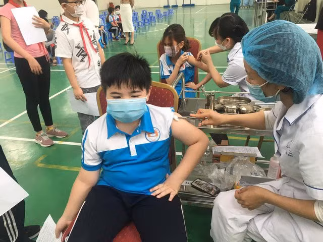 Bộ Y tế có trách nhiệm tiếp tục bảo đảm cung ứng phân bổ đầy đủ, kịp thời vaccine phòng COVID-19 theo nhu cầu của địa phương, không để thiếu vaccine - Ảnh: VGP/HM
