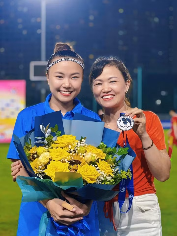 Cô sinh năm 1995 và được xem là trụ cột của đội bóng Thủ đô nhiều năm qua.