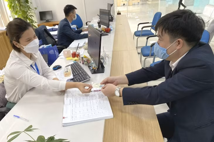 Cán bộ Trung tâm Phục vụ hành chính công tỉnh hướng dẫn người dân chuẩn bị hồ sơ thủ tục hành chính.