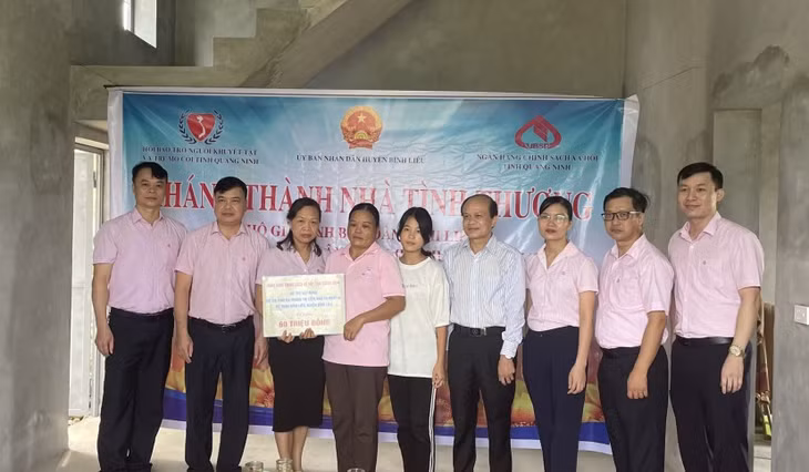 Lãnh đạo Ngân hàng Chính sách xã hội chi nhánh Quảng Ninh trao kinh phí hỗ trợ cho chị Hoàng Thị Liên, khu Co Nhan, thị trấn Bình Liêu, huyện Bình Liêu.