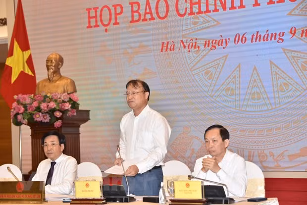 Phat tien, tam thoi chua thu giay phep 5 doanh nghiep xang dau vi pham hinh anh 1