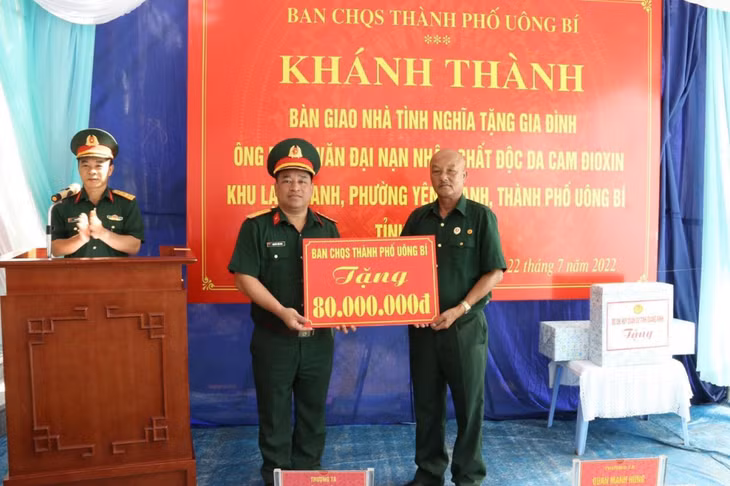 Thượng tá Nguyễn Tiến Vinh trong đợt trao kinh phí hỗ trợ xây dựng nhà cho đối tượng chính sách trên địa bàn TP Uông Bí.