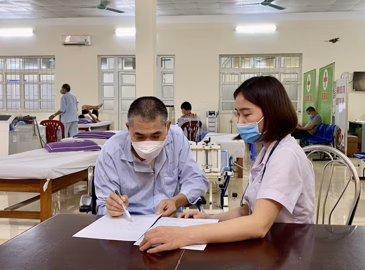 Bác sĩ CKI Đinh Thị Xuyền, Phụ trách khoa Thần kinh, Cơ xương khớp (Bệnh viện Lão khoa - Phục hồi chức năng Quảng Ninh) làm trắc nghiệm thần kinh tâm lý phục vụ chẩn đoán bệnh cho bệnh nhân.