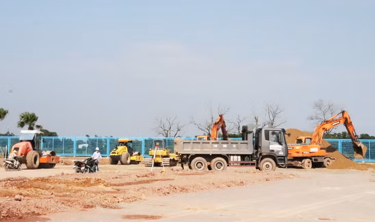 Nhà thầu thi công là Công ty Cổ phần XNK Quốc tế Tân Đại Dương đang tập trung nhân lực, máy móc thực hiện các hạng mục của công trình.