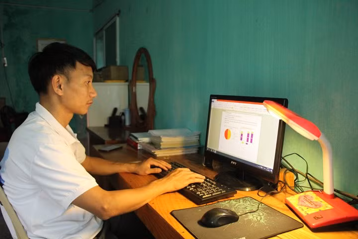Thầy giáo Bùi Đức Tiến, Trường THCS Đồng Tiến (huyện Cô Tô) chuẩn bị bài giảng cho học sinh.