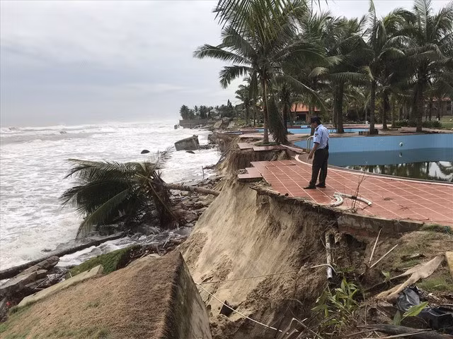 Sạt lở nghiêm trọng do bão tại một số bờ biển ở Việt Nam.