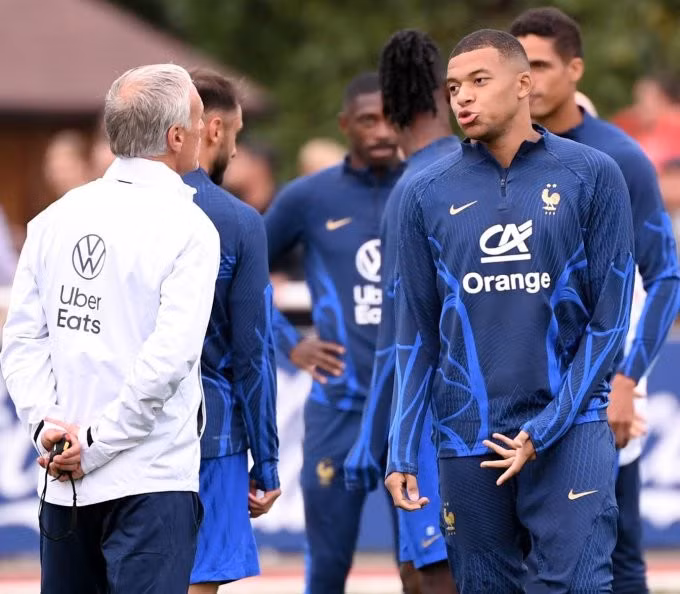Mbappe trao đổi với HLV Didier Deschamps trên sân tập Clairefontaine, Pháp ngày 21/9. Ảnh: FFF
