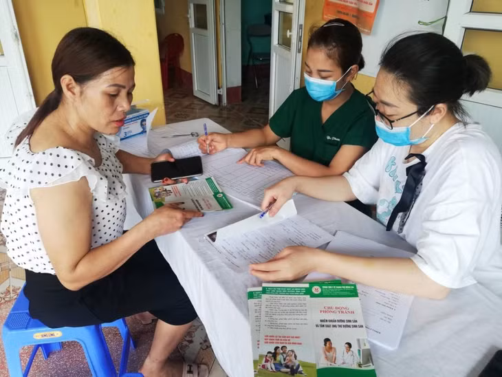 Trung tâm y tế TP Móng Cái khám, chữa bệnh lưu động chuyên khoa Sản, phụ khoa cho phụ nữ xã Vạn Ninh.