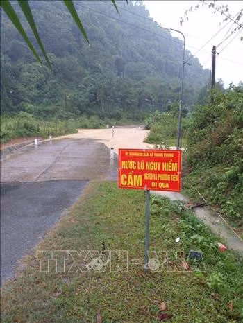 UBND xã Thanh Phong (huyện miền núi Như Xuân) cắm biển cảnh báo, cắt cử lực lượng canh gác không cho người và phương tiện lưu thông qua đập tràn để đảm bảo an toàn tính mạng người dân.