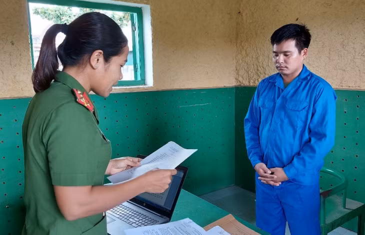 Cán bộ điều tra tống đạt quyết định khởi tố bị can.