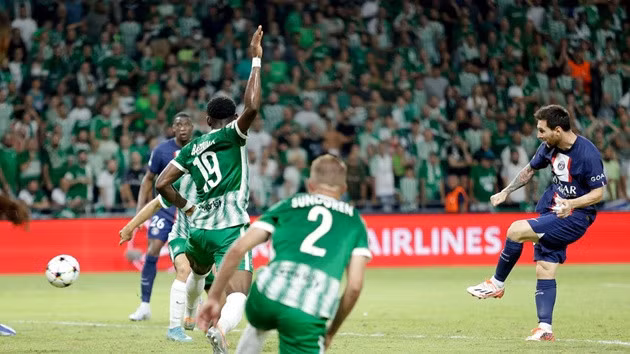 Messi ghi bàn trước Maccabi Haifi.