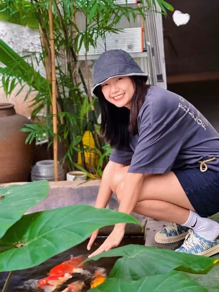 Cô nàng sở hữu nụ cười dễ thương.
