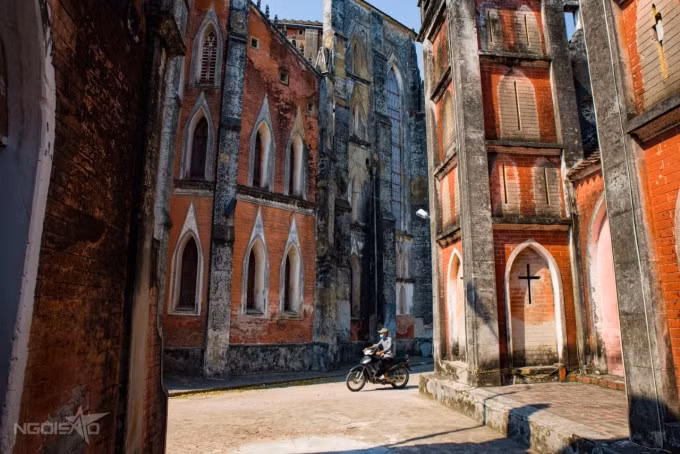 Khuôn viên nhà thờ Sở Kiện có diện tích khoảng 9 ha. Tường bên ngoài ốp gạch đỏ, ngày nắng rực rỡ.