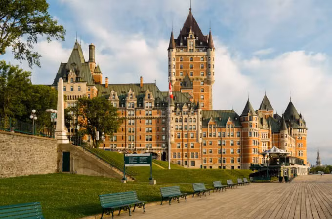 Fairmont Le Château Frontenac là khách sạn đẹp nhất mà Hadden từng thấy nếu nhìn từ bên ngoài. Nhưng cô cho rằng bài trí bên trong phòng ngủ đơn giản, và không xứng đáng với cái giá 600 USD một đêm. "Dù vậy nơi này vẫn đáng để bạn ghé thăm, nhất là những người yêu thích các địa điểm lịch sử", nữ du khách chia sẻ.