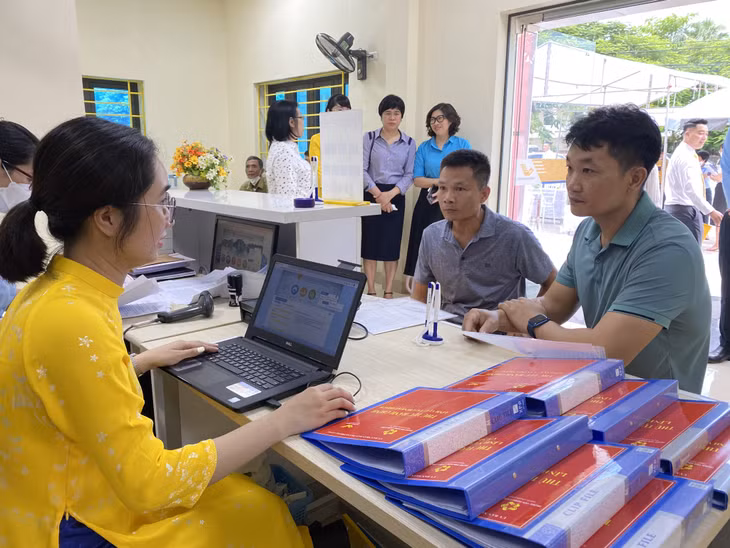 Cán bộ Bưu điện hướng dẫn người dân nộp thủ tục hành chính qua Cổng dịch vụ công trực tuyến.