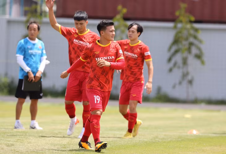 Quang Hải, Văn Toàn và Bùi Tiến Dũng đều có cơ hội ra sân ở trận gặp Ấn Độ.Ảnh: Hồng Lĩnh