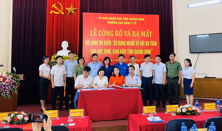 Đại diện nhà trường và học sinh sinh viên ký cam kết triển khai thực hiện thí điểm mô hình.