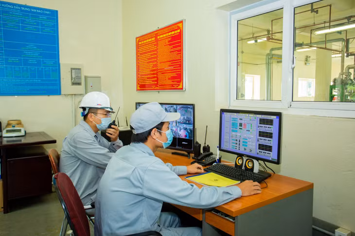 Phòng Điều khiển Trung tâm là “trái tim” trong dây chuyền sản xuất thuốc nổ. Ngoài việc giám sát tập trung, Phòng Điều khiển Trung tâm được kết nối tự động với các thiết bị trong công đoạn nạp liệu, nhũ hóa, đóng thỏi, bao gói… để đảm bảo an toàn và chất lượng sản phẩm. 