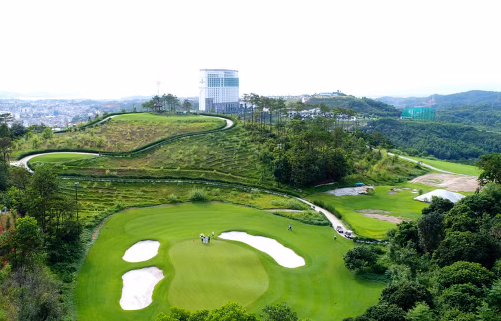 Quần thể nghỉ dưỡng và sân golf FLC Hạ Long là một trrong các cơ sở dịch vụ du lịch chất lượng cao trên địa bàn tỉnh. Ảnh: Khánh Giang.
