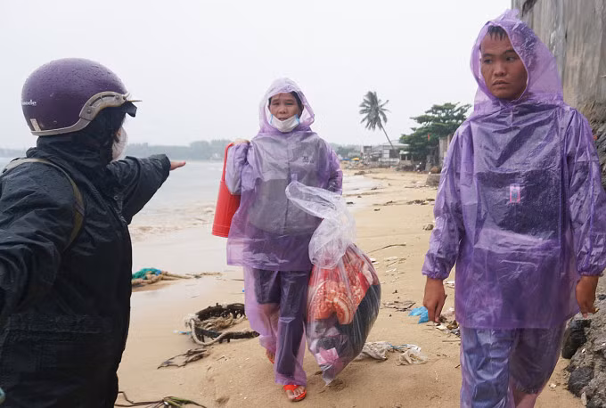 Người dân thôn Phước Thiện, xã Bình Hải di dời vào nơi trú ẩn, trưa 27/9. Ảnh: Phạm Linh