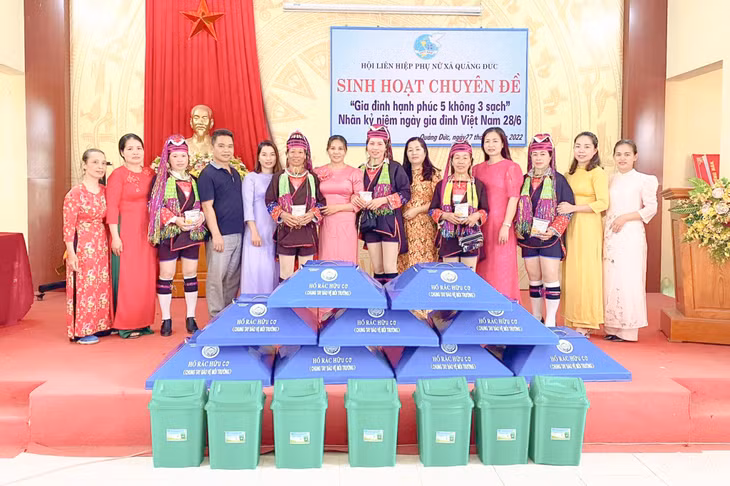 Hội LHPN xã Quảng Đức (huyện Hải Hà) trao tặng bộ phân loại, ủ rác hữu cơ cho hộ viên. Ảnh: Thái Hà (Trung tâm TT&amp;VH Hải Hà)
