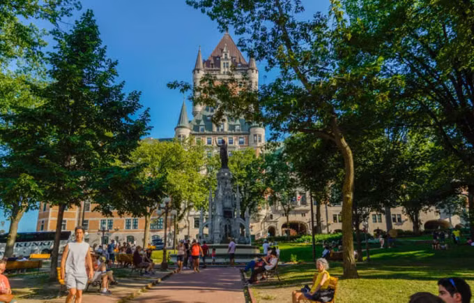 Joey Hadden, du khách Mỹ, đến Québec, Canada du lịch đầu tháng 9. Cô thuê phòng tại Fairmont Le Château Frontenac (hay Fairmont), khách sạn được công nhận là di tích quốc gia với giá 600 USD một đêm.Nơi này từng đón tiếp rất nhiều chính khách, nhân vật nổi tiếng như Thủ tướng Anh Winston Churchill, Tổng thống Mỹ Franklin D. Roosevelt, Nữ hoàng Elizabeth II... Năm 2017, tạp chí Afar bình chọn Fairmont Le Château Frontenac là khách sạn được chụp ảnh nhiều nhất thế giới.