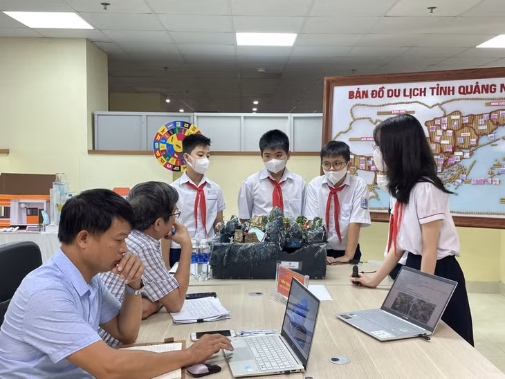 Ban Tổ chức Cuộc thi Sáng tạo TTN, NĐ tỉnh Quảng Ninh lần thứ VII, năm 2021-2022 phỏng vấn, đánh giá các sản phẩm, mô hình tham gia cuộc thi.