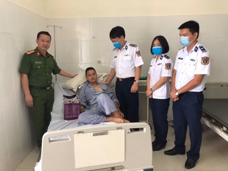Nhiều Đảng viên, ĐVTN đã bị thương khi tham gia bắt giữ tội phạm ma túy. (Trong ảnh: Đ/c Trần Quang,Chi đoàn phòng Cảnh sát ĐTTP về ma túy, trong quá trình bắt giữ đối tượng ma túy bị đối tượng đâm xuyên vùng bụng, thương tật 61%)