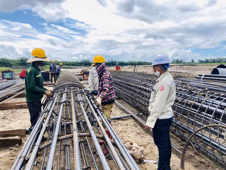 Công ty CP Đầu tư và Xây dựng Phương Thành đẩy nhanh tiến độ thi công dự án cầu Bến Rừng (TX Quảng Yên).