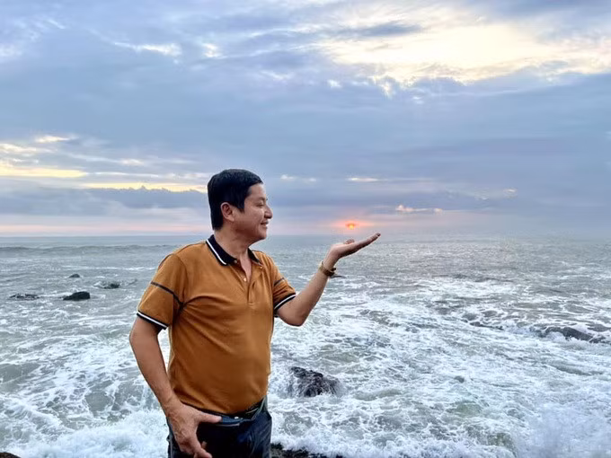 Sau khi nghỉ hưu, NSƯT Chí Trung chia sẻ, có nhiều thời gian dành cho bản thân, đi du lịch và hưởng thụ cuộc sống (Ảnh: Facebook nhân vật).