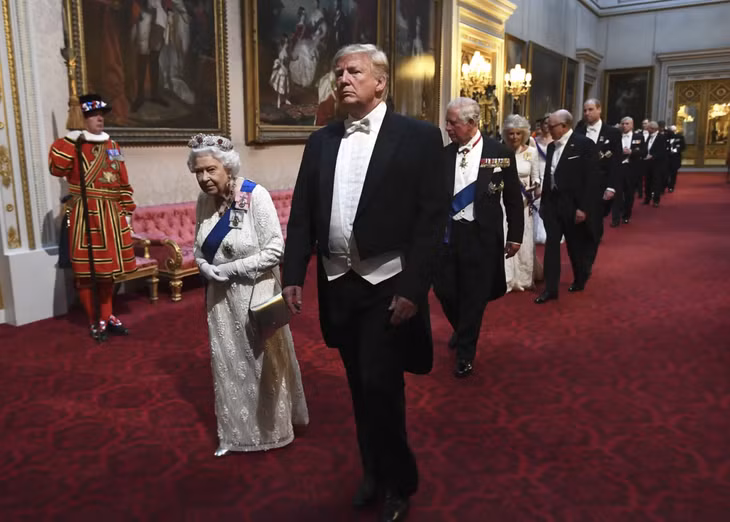 Nữ hoàng Anh và Tổng thống Donald Trump tới dự lễ chiêu đãi tại Điện Buckingham năm 2019.