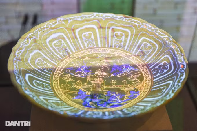 Đĩa gốm vẽ nhiều màu thời Lê sơ. Chiếc đĩa lớn có miệng tạo cánh sen, giữa lòng vẽ cảnh không gian sân vườn cùng lầu gác và các nhân vật.