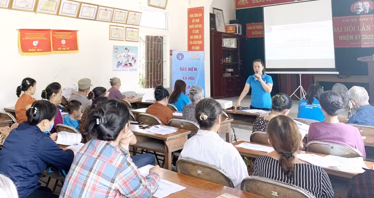 Cán bộ BHXH tỉnh phổ biến chính sách về BHXH tự nguyện, BHYT hộ gia đình cho người dân tại phường Hoành Bồ (TP Hạ Long).
