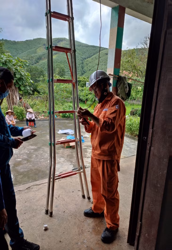 Đoàn viên thanh niên Công ty CP Nhiệt điện Quảng Ninh sửa chữa đường dây điện giúp người dân.