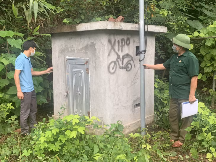 Ông Lý Tắc Mềnh (bên phải), Trưởng Ban Công tác Mặt trận thôn Đài Van (xã Đài Xuyên, huyện Vân Đồn), kiểm tra trạm bơm nước sạch cho người dân. Ảnh: Nguyễn Duy