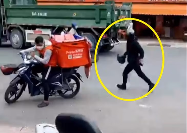 Hình ảnh nghi can chạy ra ngoài sau khi cướp tiền - Ảnh cắt từ clip