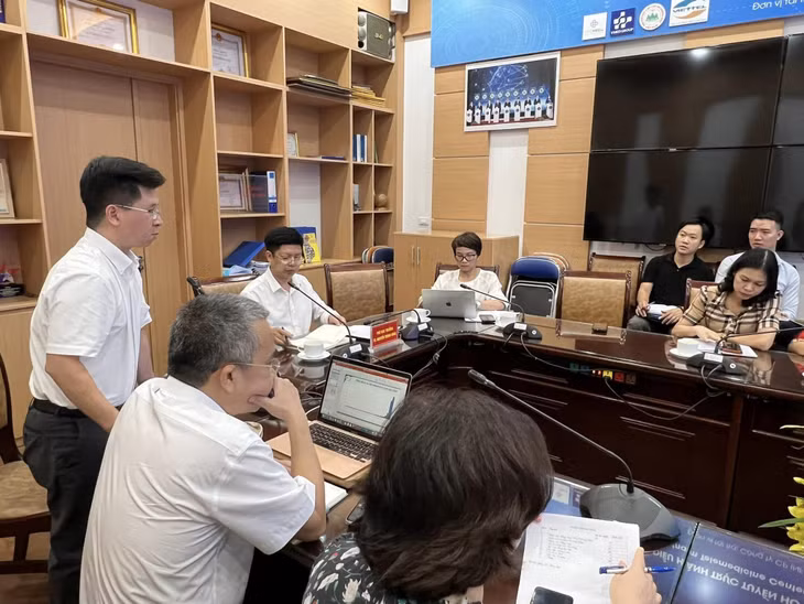TS Cao Việt Tùng - Phó Giám đốc Bệnh viện Nhi Trung ương cho biết: Riêng ngày 22/9, qua thăm khám, tại Bệnh viện đã phát hiện 150 trẻ nhiễm virus Adeno, trong đó một nửa số bệnh nhân này cần nhập viện. (Ảnh: Lê Hảo)
