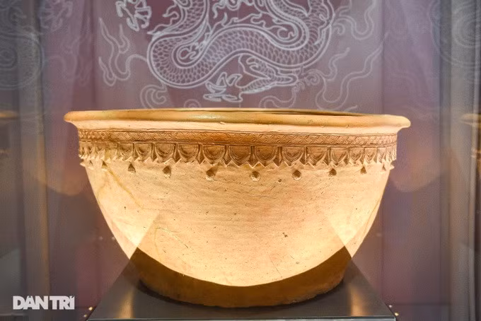 Chậu lớn để đựng nước, có trang trí khắc chìm hoa văn đồng tiền và đắp nổi hoa văn cánh sen, thời Trần, thế kỷ 13-14.