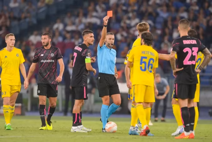 Roma được chơi hơn người từ phút 15 sau khi trọng tài đuổi Tenho. Ảnh: asroma.it