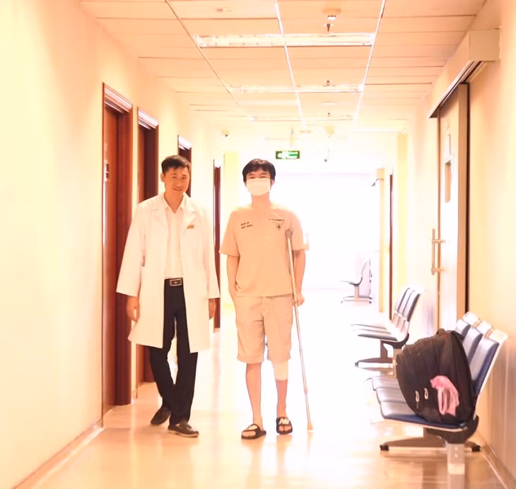Lần đầu tiên anh P. đi lại được bình thường với 2 chân bằng nhau sau 8 năm phẫu thuật khối u xương. Dự kiến bệnh nhân có thể bỏ nạng sớm sau khi tập luyện để chân khỏe hơn.