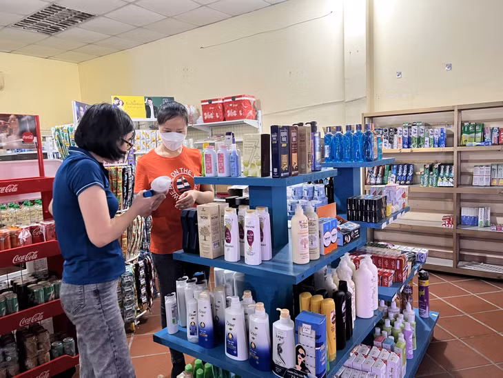 Trong Công ty có Tổ hợp các dịch vụ siêu thị, hàng ăn, uống.