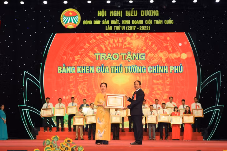 Phó Thủ tướng Chính phủ Lê Văn Thành trao tặng Bằng khen của Thủ tướng Chính phủ cho bà Nguyễn Thị Chúc, phường Xuân Sơn, TX Đông Triều.