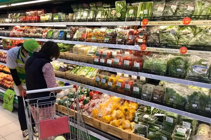 Theo chuyên gia Vũ Vinh Phú, siêu thị hiện mới chỉ phục vụ 15% nhu cầu hàng tươi sống của người dân, nguồn cung chủ yếu vẫn từ các chợ đầu mối, chợ dân sinh.