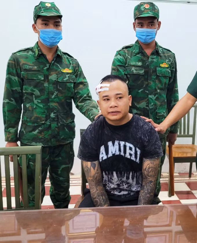 Nguyễn Văn Thương bị bắt giữ khi mang súng nhập cảnh Việt Nam. Ảnh: Văn Đát