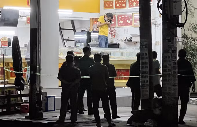 Cảnh sát khám nghiệm hiện trường vụ cướp tiệm vàng, tối 20/9. Ảnh: Phước Tuấn