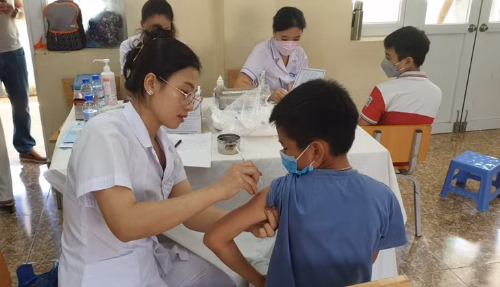 Tiêm vắc-xin phòng Covid-19 cho trẻ em trên địa bàn TP Hạ Long.