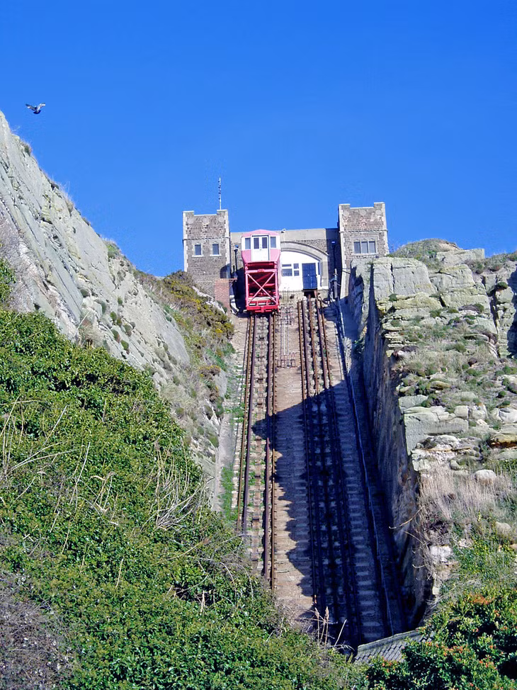 Tuyến East Cliff Lift đã đóng cửa sau trận lở đất năm 2016.
