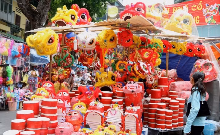 Phố Hàng Mã bày bán các đồ chơi truyền thống của Tết Trung thu như trống, mặt nạ giấy bồi, đầu sư tử...
